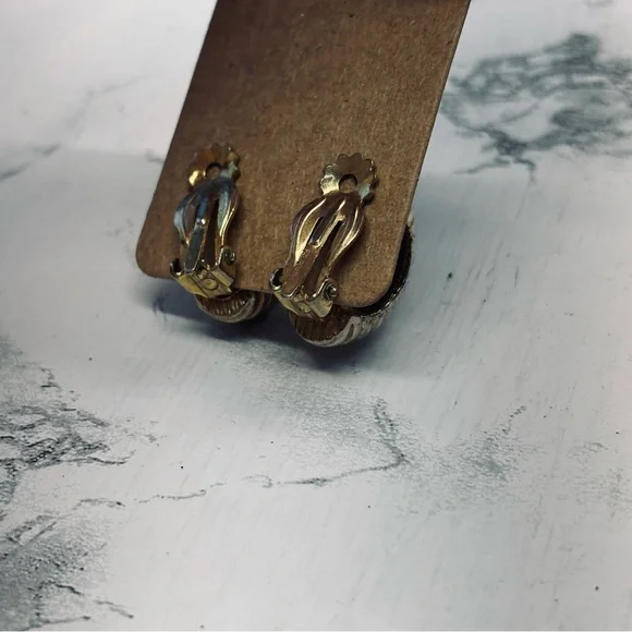 Gold Ribbed Earrings vintage clip on - Picture 6 of 8
